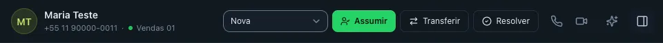 Cabeçalho de uma conversa aberta no Atendimento com o nome do contato fictício, o número pelo qual ela chegou, o seletor 'Status da conversa' em 'Nova', o botão verde 'Assumir', os botões 'Transferir' e 'Resolver', os ícones de ligação de voz e vídeo e o botão de mostrar detalhes