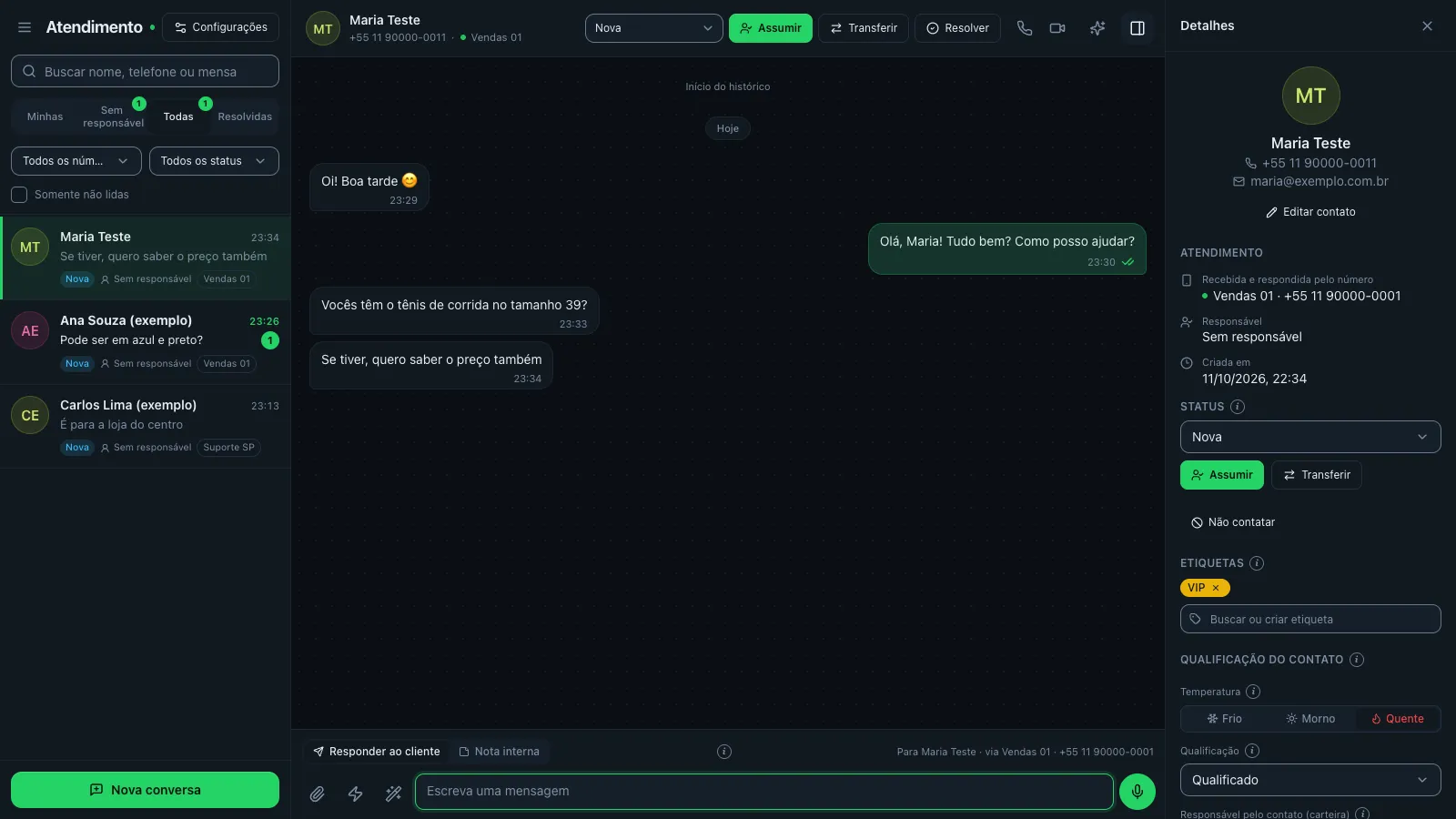 Tela Atendimento (rota /inbox) em desktop com três colunas: à esquerda a lista de conversas com as abas Minhas, Sem responsável, Todas e Resolvidas, busca e filtros 'Todos os números' e 'Todos os status'; ao centro uma conversa aberta com contato fictício 'Ana Souza (exemplo)', cabeçalho com seletor de status, botões Assumir, Transferir e Resolver, mensagens e o campo de escrita; à direita o painel Detalhes com Etiquetas, Qualificação e Oportunidades