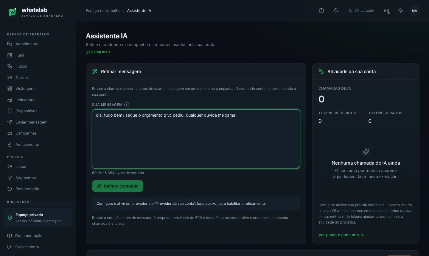 Página Assistente IA (/ai) com o cartão Refinar mensagem contendo um texto com erros de digitação em 'Sua mensagem', o botão Refinar conteúdo e o aviso para configurar um provedor; à direita, o cartão Atividade da sua conta com Chamadas de IA 0 e tokens zerados