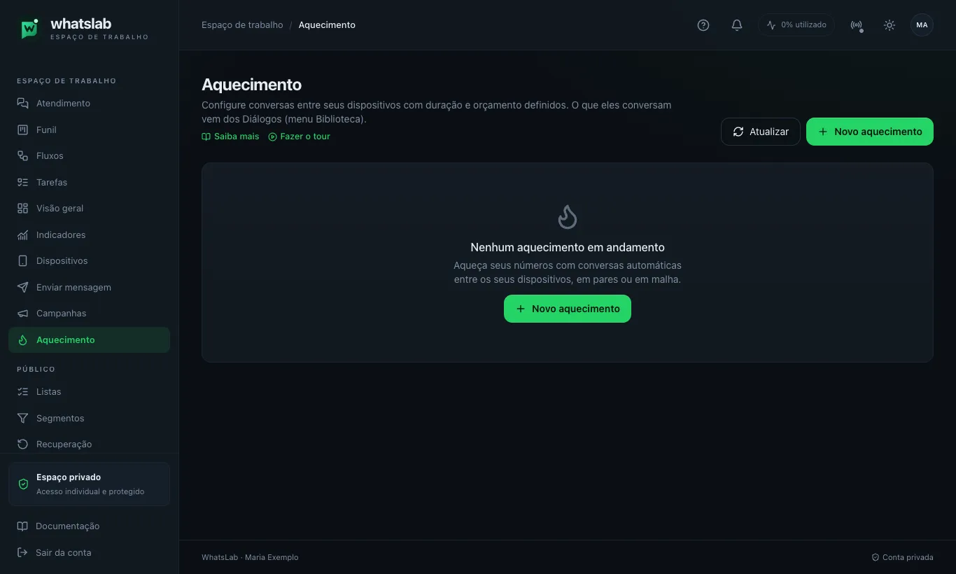 Página /warmup com o botão 'Novo aquecimento' e um card de aquecimento fictício com selo 'Em execução', início relativo, '4 dispositivos', '3 dias' e os botões Pausar e Parar, além da lista de participantes com nomes de dispositivos fictícios.