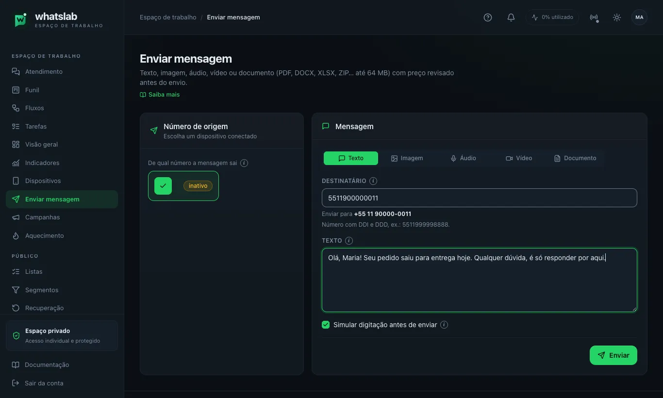 Página /dispatch 'Enviar mensagem' com o card 'Número de origem' mostrando um dispositivo fictício conectado selecionado e o card 'Mensagem' com as abas Texto, Imagem, Áudio, Vídeo, Documento; aba Texto ativa, Destinatário '5511900000000', texto 'Olá! Seu pedido saiu para entrega.' e botão Enviar.