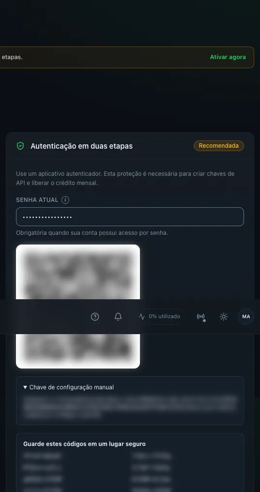 Cartão Autenticação em duas etapas em /settings durante a configuração: QR Code do autenticador, detalhe Chave de configuração manual, grade de códigos de recuperação de exemplo, caixa 'Guardei meus códigos de recuperação.' marcada e campo Código do autenticador