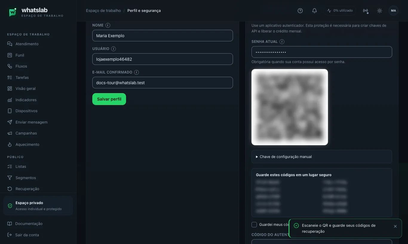 Página /settings rolada até o cartão 'Autenticação em duas etapas', com o QR Code de configuração visível, a seção 'Chave de configuração manual' recolhida e o campo 'Código do autenticador' vazio