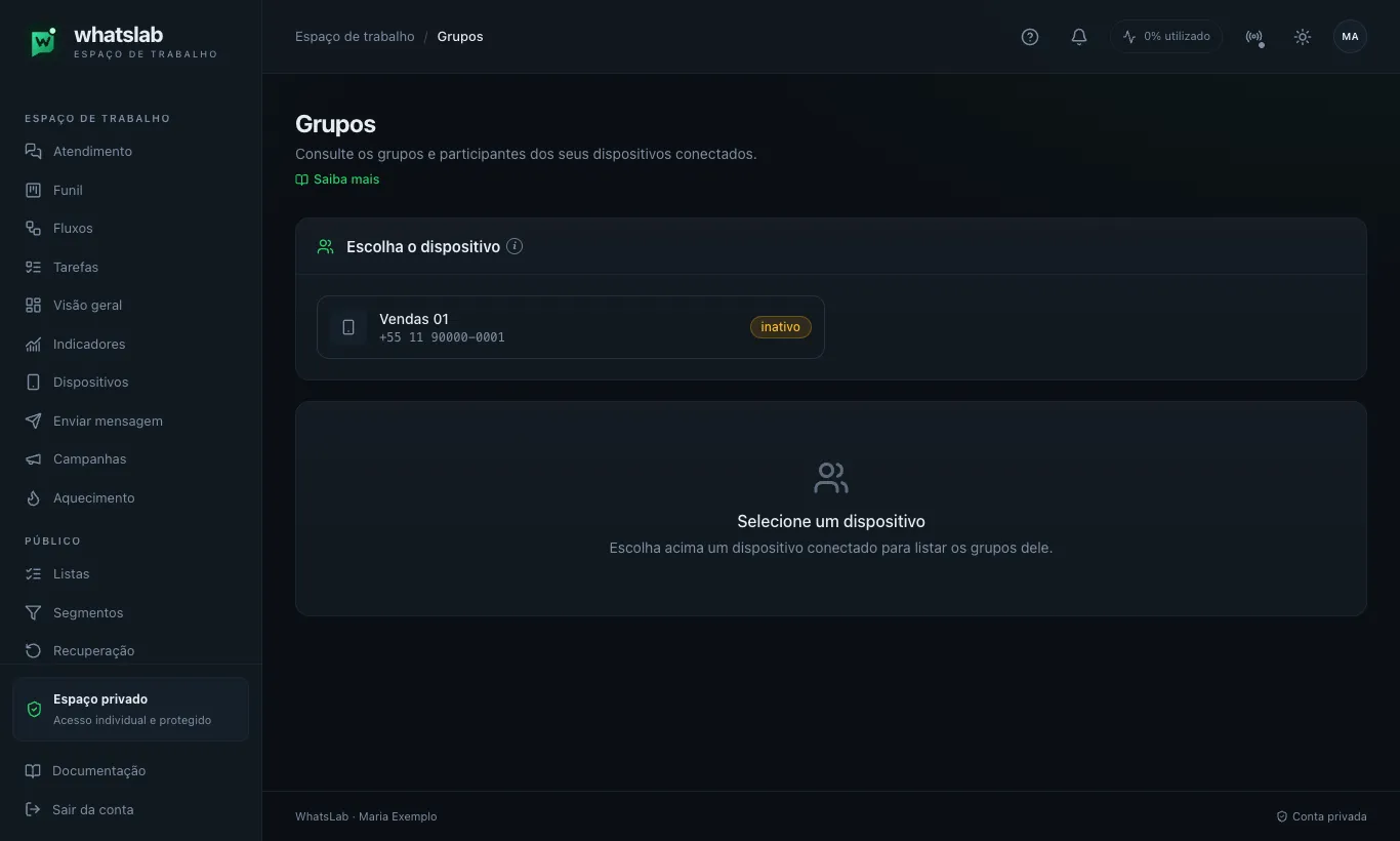 Página /groups com o card 'Escolha o dispositivo' mostrando um número fictício selecionado, campo 'Buscar grupo…' e cards de grupos fictícios (Clientes Loja Exemplo, Equipe de vendas) com selo de quantidade de participantes e botão 'Ver participantes'.